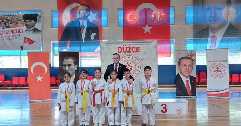 Kaymakamımız Sn. Taha Furkan SÖNMEZEL'in Katılımlarıyla 19 Mayıs Atatürk'ü Anma, Gençlik ve Spor Bayramı Kutlama Programı Gerçekleştirildi.